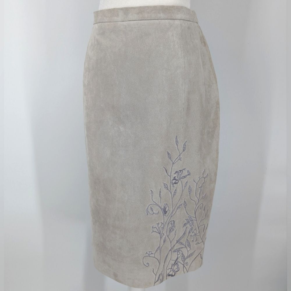 Terry Lewis Classic Luxuries Gray Suede Purple Floral Embroidered Skirt 14 NWT